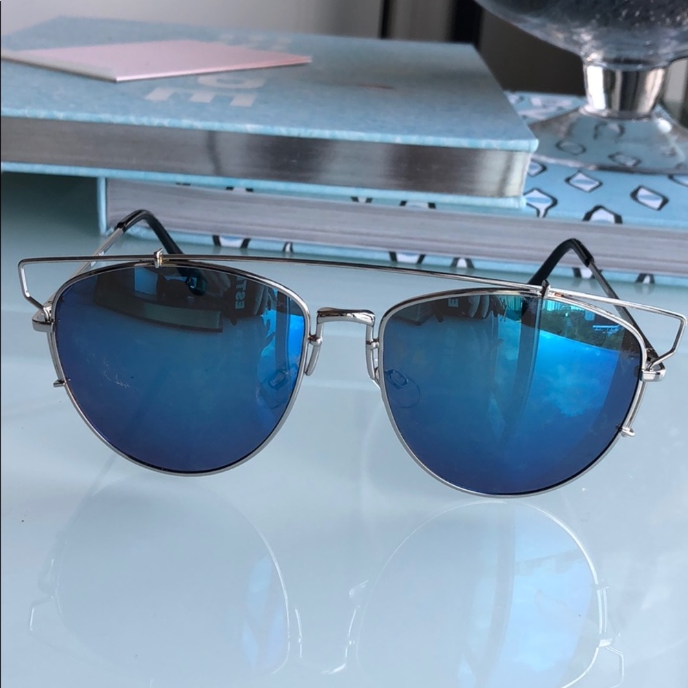 ‼️3/$20 or 4/$25‼️Large frame blue sunglasses